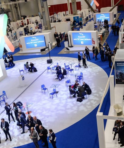 Partecipanti e incontri durante un evento aziendale