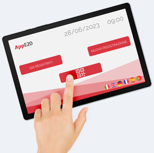 Tablet AppE20 allo stand con le scelte «Già registrato» e «Nuova registrazione» e le bandiere per la scelta della lingua